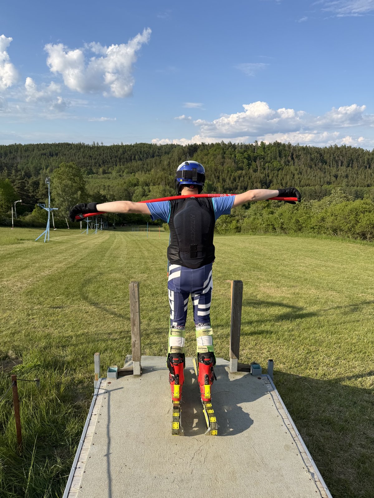 Level shoulders with the pole before entering the slalom course